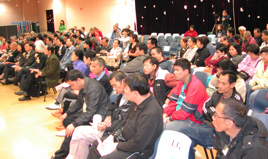 中心社員全神貫注,欣賞每項表演。