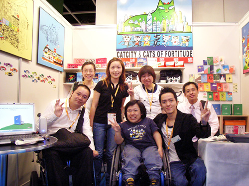 工作人員與探班人員大合照,左起:陳上忠、陳樂君、陳樂欣、周藹芬、黃小敏、鄭文健、黃國海。 工作人員與探班人員大合照,左起:陳上忠、陳樂君、陳樂欣、周藹芬、黃小敏、鄭文健、黃國海。