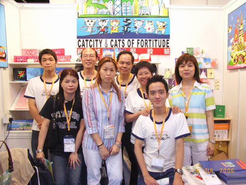 「捷成三花」祝貓展成功,與值班同事合照。 「捷成三花」祝貓展成功,與值班同事合照。