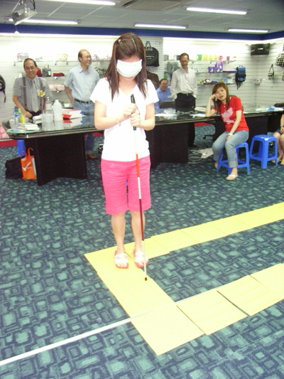 劉麗冰：「直行呀！」，丘思雅：「邊度呀？」。