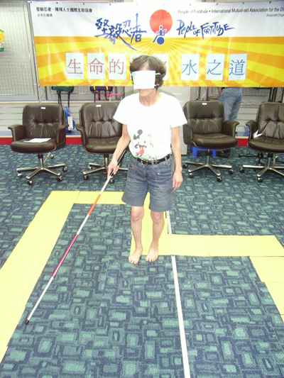 蓮姐奇招應戰，一於除鞋踏磚。