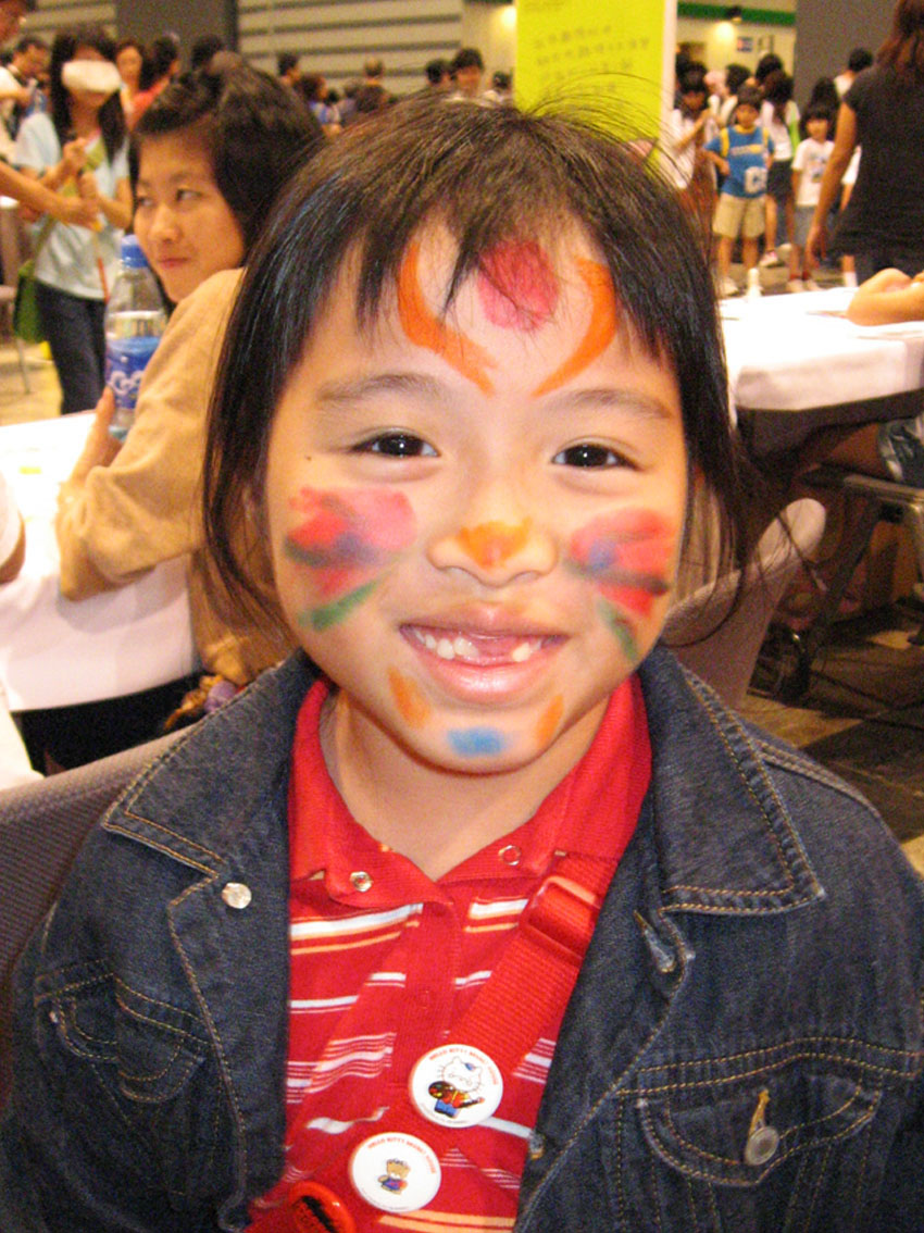 魚王為小貓迷塗上大花面，喜不自勝。