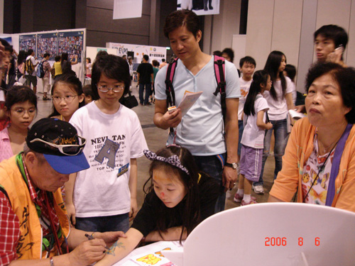 義工：陣間有時間，我都要畫番張臂畫。魚王：好呀！