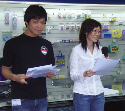 今日的司儀全新組合,當家花旦鄺蔚雅:「歡迎職訓局朋友…」,初試啼聲的魏展鵬:「比多D掌聲呀!」。 今日的司儀全新組合,當家花旦鄺蔚雅:「歡迎職訓局朋友…」,初試啼聲的魏展鵬:「比多D掌聲呀!」。