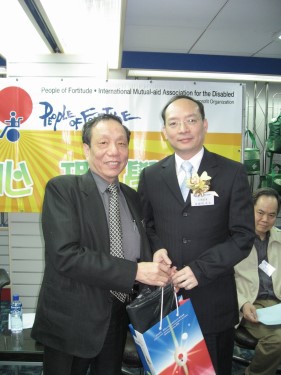 公司老闆、創辦人陳華昌先生向嘉賓梁健明先生致送紀念品