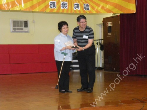 黃寶鋒博士爲陳合娣頒獎