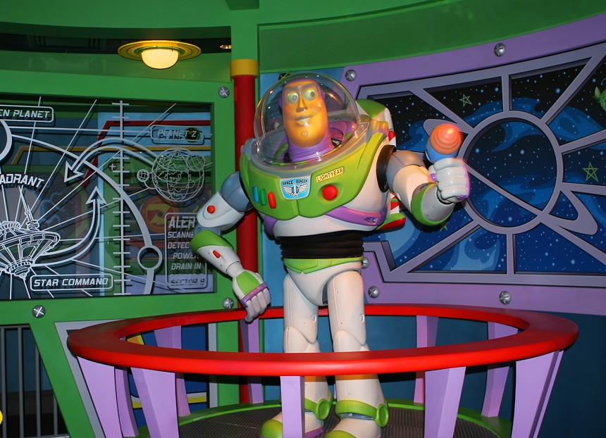 巴斯光年星際歷險，駕著星空飛船，在太空作360度旋轉，並由你自己發射激光大炮