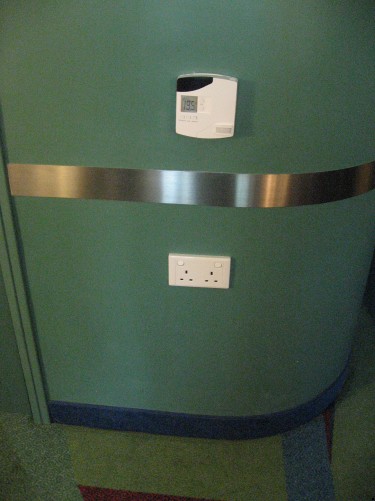 冷氣開關制和插蘇位,高度都是方便輪椅者使用。