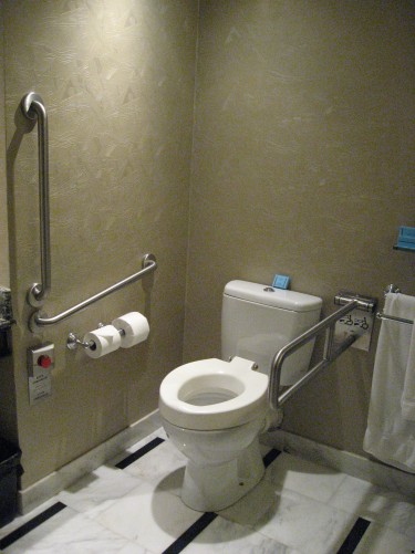 洗手間的活動空間充足、設備亦相當齊全、更有浴椅借用,大大方便了障殘人士。