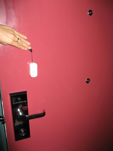 附設於門外,當按鍵時,房內對應有閃燈提示,來通知聽障人士,門外有人找他。