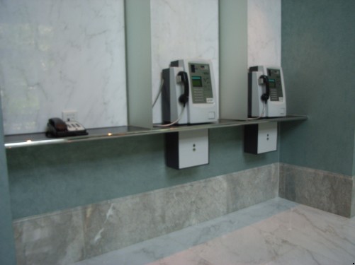 方便輪椅人士使用公共電話