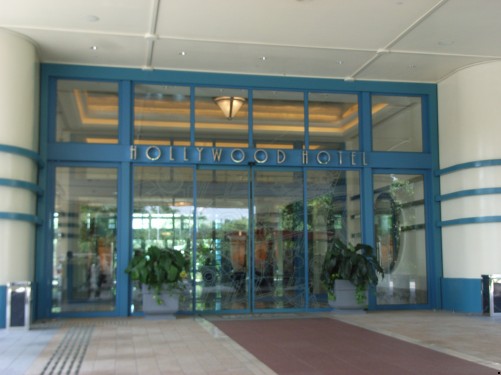 酒店正門入口,以製作荷里活電影的有趣元素設計。