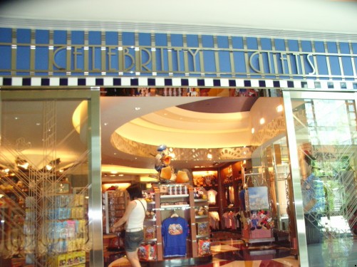 影星禮品店,售賣荷李活和迪士尼樂園的代表性紀念品及精品。
