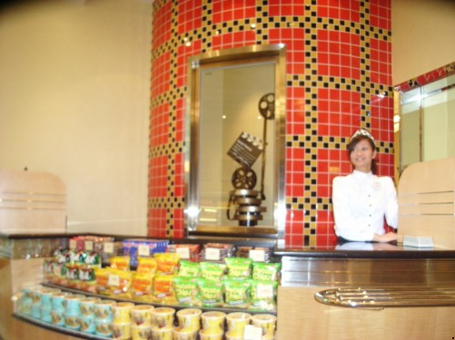 好萊塢快餐店,售賣各種小吃和食物。