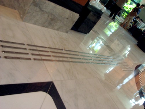 酒店大堂設有觸覺引路徑,方便視障人士。