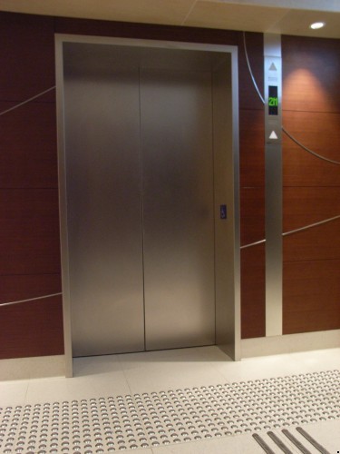 商場內的升降機,設有語音及凸字顯示,大大方便了視障人士。