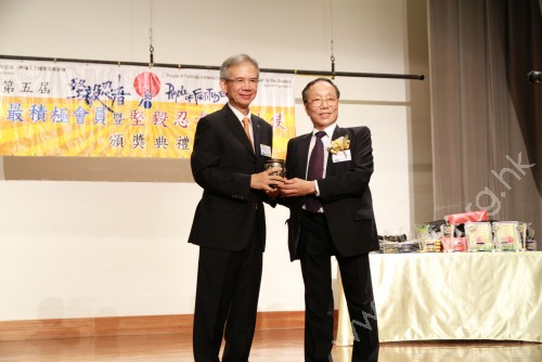 本會主席陳華昌先生致送紀念品予主禮嘉賓