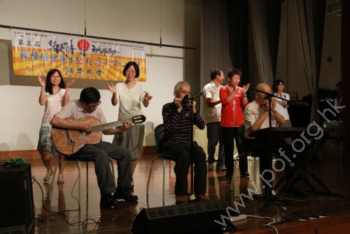 義工為盲人三人樂隊拍手伴奏