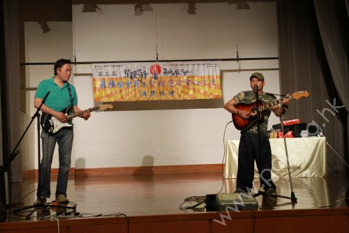 音樂大使何棠先生與拍檔黃泰先生表演