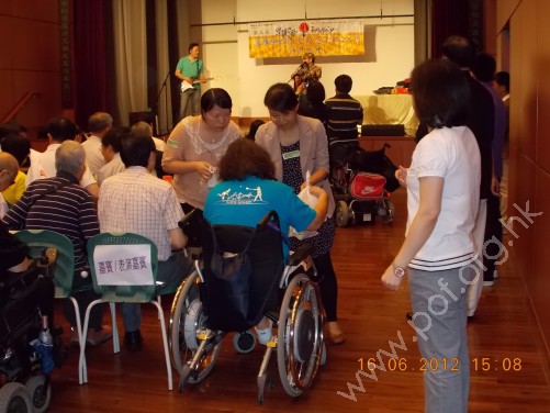 義工王麗珊、利結冰派食物予會員