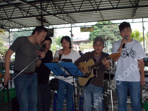 司徒灝賢(右一)高歌一曲:『強』