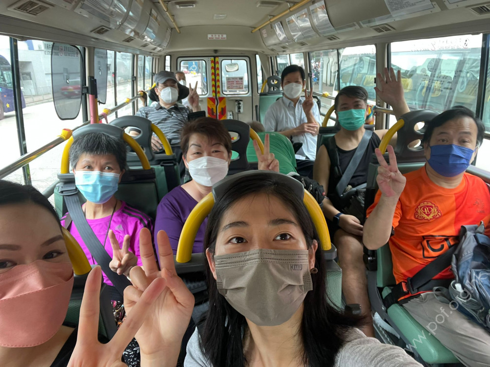 義工陳少芬與朱佩華跟車照看