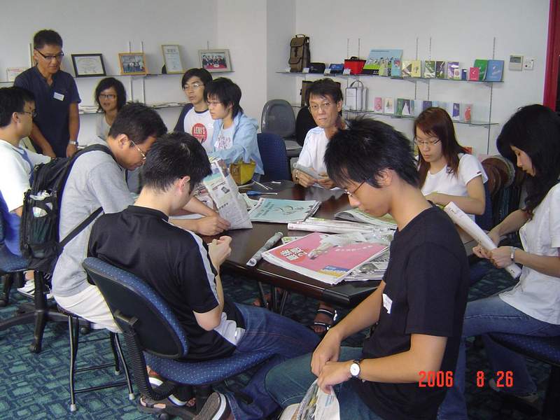 大家一齊合作砌個紙塔先