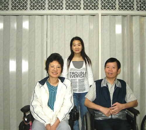 義工李綺華與曾先生夫婦合影